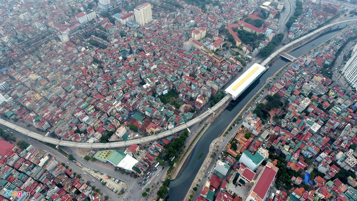 Ra khỏi ga Thái Hà, tàu chạy thẳng dọc phố Thái Thịnh 2, rẽ trái một cung lớn qua đường Láng để vào ga Láng.