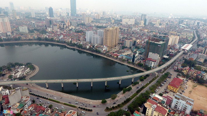 Sau khi xuất phát từ ga Cát Linh, tàu sẽ chạy dọc phố Hào Nam, vào ga La Thành, sau đó vòng qua phía trên hồ Hoàng Cầu.