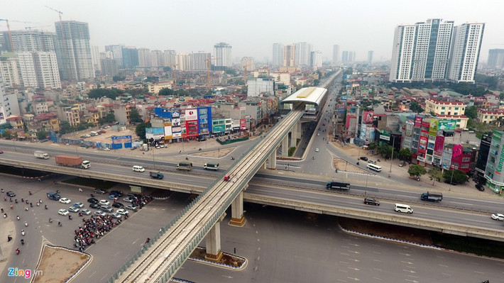 Điểm giao cắt lớn nhất của tuyến là đoạn qua ngã tư Nguyễn Trãi - Khuất Duy Tiến - Nguyễn Xiển, nút giao 4 tầng duy nhất tại Hà Nội gồm một đường hầm, một trục giao thông mặt đất, 2 tuyến đường trên cao.