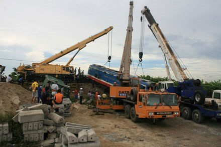 Trước đó, tháng 7/2013, trên tuyến đường sắt Hà Nội - Hải Phòng (cách ga Tiền Trung - Hải Dương khoảng 300m) xảy ra vụ va chạm giữa tàu khách số hiệu LP5 (đầu kéo D19E909) chạy hướng Hà Nội - Hải Phòng và một xe container. Sau cú tông mạnh, xe container và 3 toa tàu - gồm 2 toa chở hành lý và 1 toa chở máy phát điện phục vụ đoàn tàu - cùng bị lật ngang. Ảnh cần cẩu nâng toa tàu, đặt vào đường ray để một đoàn tàu khác đến kéo các toa về sửa chữa. (Nguồn: Lao động).