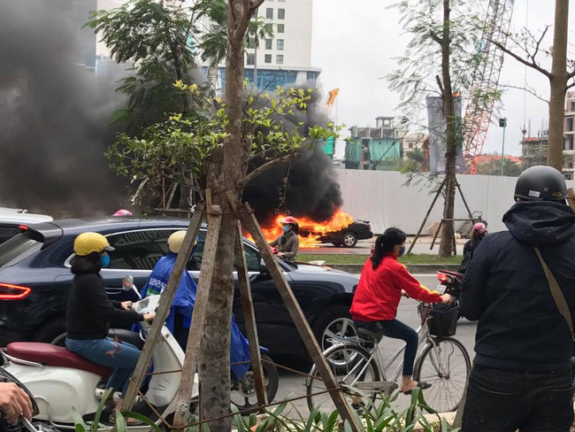 Không lâu sau đó, lửa bùng lên ngùn ngụt, thiêu rụi cả chiếc xe. Ảnh: FB.