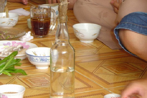 Người dân ở đây uống rượu như uống nước lã, quanh năm ăn cây thuốc lá để chống lạnh. Từng bát rượu đổ ra, chị em ở đây chỉ uống một hơi là hết sạch. Đây được mệnh danh là vùng đất có người hút thuốc, uống rượu nhiều nhất Việt Nam. Ảnh minh họa.