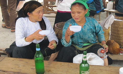 Tại các cuộc hội họp hay chợ phiên ở Hà Giang, người ta dễ dàng bắt gặp những người phụ nữ uống rượu bằng bát hoặc vừa bán rượu ngô vừa nhâm nhi "chén tửu". Phụ nữ H'mong ở đây có tửu lượng không kém bất cứ đấng mày râu nào, họ cũng có thể "nhậu" từ sáng tới chiều. Nguồn ảnh: Blogchuyenla.