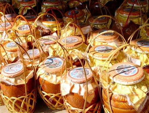 Ở Hòa Bình, rượu cần khá nổi tiếng. Đây không phải là đồ uống hàng ngày mà chỉ khi nhà có đông khách quý, dịp lễ tết, hội hè, khi uống phải có đông người, càng đông càng vui. Ảnh: Cẩm nang cuộc sống.