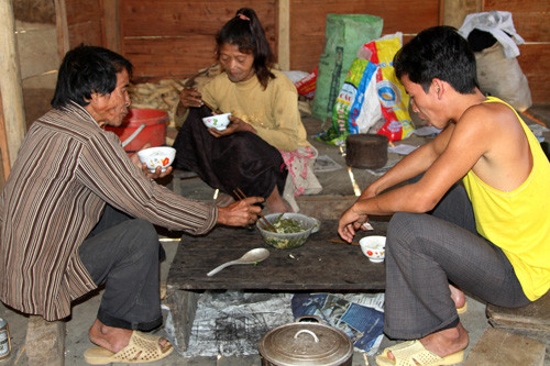 Hết rượu lại thêm rượu, từ đàn bà đến trẻ nhỏ người Mảng bò ra ngoài sân rồi lại bò vào mâm rượu. Phụ nữ đang mang bầu hay có con nhỏ đang bú mớm cũng uống cả. Hết tiền, họ dỡ cả mái tôn đem bán để mua rượu. Việc người dân Mảng nghiện rượu ảnh hưởng rất nhiều đến sức khỏe và việc canh tác, lao động. Ảnh: Báo tin tức.