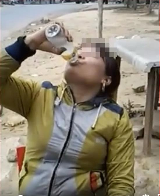 Nhiều người đến Hòa Bình phải ngả mũ thán phục “biệt tài” uống rượu của chị em phụ nữ nơi đây. Trong các cuộc vui, giao lưu, nhiều cánh đàn ông phải chịu thua chị em về tửu lượng. Ảnh cắt từ video quay hình một người phụ nữ bán dứa ven đường ở Hòa Bình uống một hơi hết chai rượu nửa lít trong vòng chưa đầy 5 phút gây xôn xao hồi năm 2016.