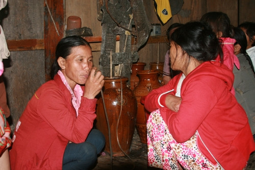 Người Xê Đăng trên đỉnh Ngọc Linh (xã Trà Linh, Quảng Nam) cả đàn ông và phụ nữ đều rất thích uống rượu. Ảnh: Năng lượng mới.