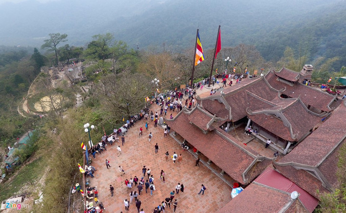 Thủa ban đầu, chùa Hoa Yên chỉ là một Am thất nhỏ có tên là Vân Yên (tức mây khói) với hàm ý chùa tận trên núi cao quanh năm mây phủ lững lờ trôi, trắng nhẹ. Trước khi Trần Nhân Tông lên Yên Tử tu hành, chùa được các nhà sư thời Lý xây dựng, mái chùa lợp bằng lá cây rừng. Sau khi lên tu hành, vua Trần Nhân Tông đã thường xuyên mở các lớp truyền yếu kỷ thiền tông cho các đệ tử Pháp Loa, Huyền Quang, Bảo Sái, Pháp Không và nhiều đệ tử khác ở đây.