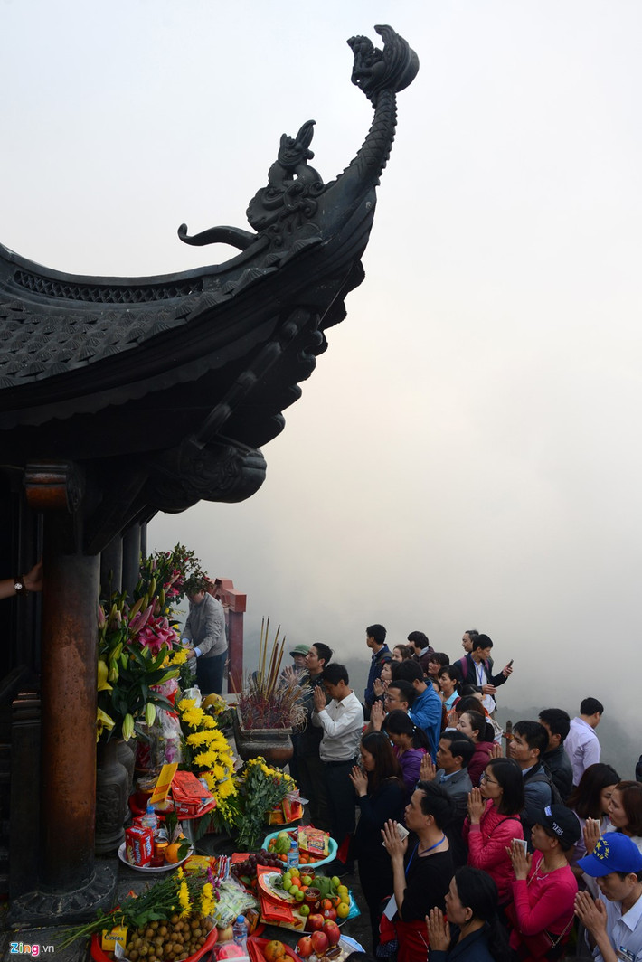 Phật tử và du khách đặt lễ dâng hương thành tâm hướng phật tại chùa Đồng giữa đỉnh mây vờn. “Trăm năm tích đức tu hành, chưa về Yên Tử chưa thành quả tu” - câu ca dao từ xưa để lại trở thành động lực thôi thúc những du khách phương xa.