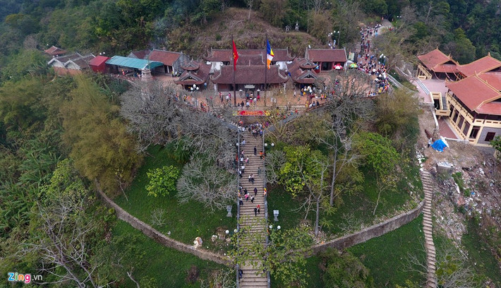 Khu vực chùa Hoa Yên sáng 6/2. Nơi đây có tên cũ là chùa Vân Yên, dân gian thường gọi là chùa Cả, chùa Chính hay chùa Yên Tử. Chùa Hoa Yên là ngôi chùa lớn, to và đẹp nhất trong khu di tích danh thắng Yên Tử. Đây chính là nơi chứng kiến Đức vua Trần Nhân Tông sau khi dứt bỏ hồng trần đã hướng tâm về nơi Phật pháp và lập ra Thiền phái Trúc Lâm.