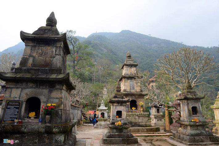Tháp Tổ (nơi lưu giữ xá lị của Phật hoàng Trần Nhân Tông) cùng hơn 40 bảo tháp đặt dưới chân chùa Hoa Viên.