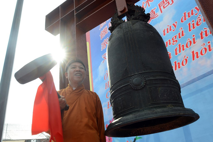 Thượng toạ Thích Thanh Quyết gióng hồi chuông khai hội.