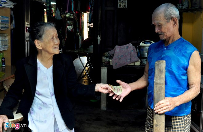 Bà Phan Thị Trinh (92 tuổi, ngụ phường Minh An, TP Hội An), cho biết vợ chồng ông Đường gánh nước thuê cho người dân địa phương từ hàng chục năm qua. "Từ sáng sớm, tôi đã thấy vợ chồng họ gánh đôi thùng nước đi khắp cung cấp nước giếng Bá Lễ cho nhà hàng, quán ăn và hộ gia đình sử dụng. Cuộc sống khó nghèo, vất vả nhưng lúc nào họ cũng vui vẻ, chất phát, hiền lành nên ai cũng thương, nhiều lúc cho thêm tiền để chia sẻ bớt nỗi nhọc nhằn", bà Trinh nói.
