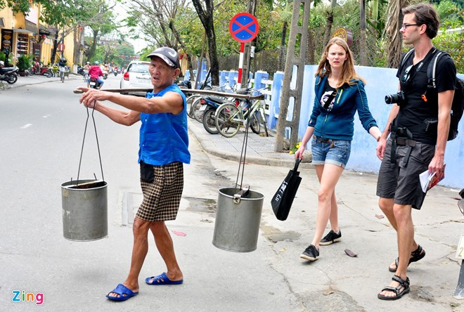 Dù đã 90 tuổi nhưng hiện nay ông Đường vẫn đều đặn gánh nước thuê cho các nhà hàng, quán ăn và người dân phố cổ sử dụng.
