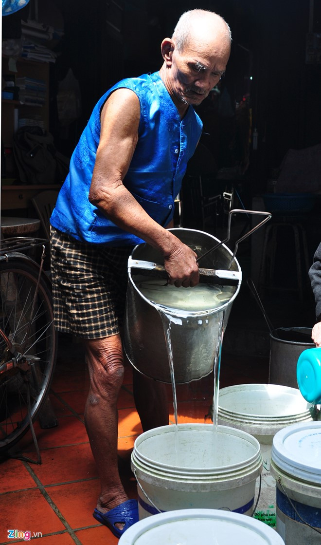 Cụ Đường cung cấp nước ngọt cho một hộ dân ở phường Minh An, TP Hội An.