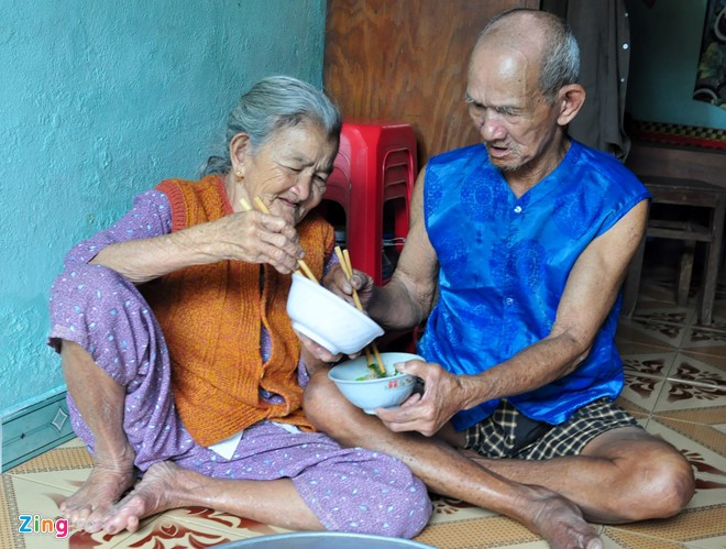 Bữa ăn đạm bạc, ấm áp của cặp vợ chồng U90.