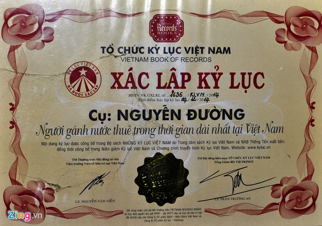 Tổ chức kỷ lục Việt Nam (VIETNAM BOOK) cấp chứng nhận xác lập kỷ lục cụ Nguyễn Đường - người gánh nước thuê trong thời gian dài nhất Việt Nam.