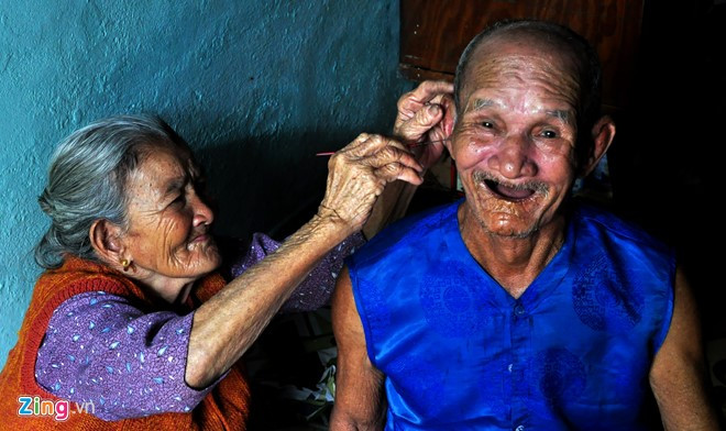 Ông Đường nói niềm vui lớn nhất là được vợ khâu áo, lấy ráy tai..., nghe bà hát vài câu bài chòi xứ Quảng xua tan ngày lao động mệt nhọc. Ảnh giây phút hạnh phúc giản đơn của cặp vợ chồng già.