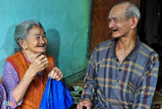 Vừa khâu lại chiếc áo, bà Mỹ vừa trò chuyện vui vẻ với chồng. "Đời nghèo cơ cực, hai vợ chồng có con trai độc nhất thì lại bệnh tâm thần. Giờ tôi bệnh viêm khớp không còn gánh nước thuê được như trước nữa, giờ thấy chồng ở tuổi gần đất, xa trời mà còn bươn chải mưu sinh nuôi vợ, con nên tôi thấy thương ông ấy nhiều lắm", bà Mỹ thổ lộ.