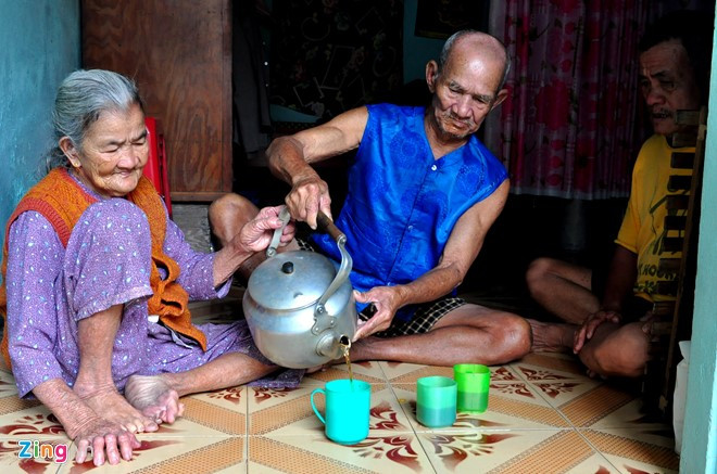 Sau một ngày gánh nước thuê nhọc nhằn, ông Đường trở về mái ấm vỏn vẹn 25 m2 sum vầy với vợ và con trai.