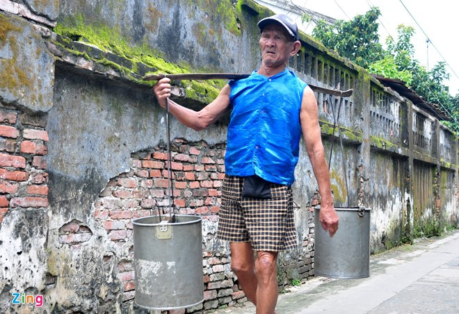 Thời trai trẻ, mỗi ngày vợ chồng ông Đường dậy sớm từ lúc 5h sáng gánh nước thuê đến chiều tối. Khoảng 10 năm trước, vợ của ông mắc bệnh viêm khớp, sức khỏe yếu dần nên đành nghỉ ở nhà.