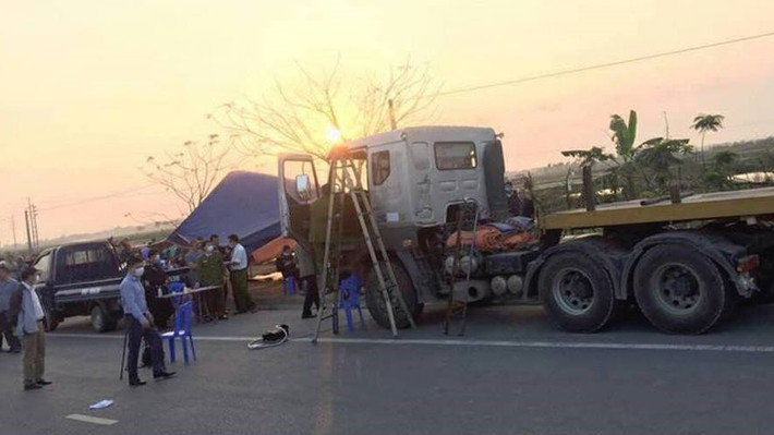 Một vụ việc nóng dư luận tuần qua đó là người dân thôn Kim Đào (thị trấn Thứa, huyện Lương Tài, tỉnh Bắc Ninh) phát hiện xác người đàn ông trong cabin ô tô đang trong quá trình phân hủy. Thấy chiếc xe đỗ nhiều ngày bên đường, người dân sinh nghi đã kiểm tra cabin thì phát hiện xác tài xế trong cabin xe tải và đang trong quá trình phân hủy. Hiện vụ việc đang được điều tra. Ảnh: Vietnamnet.