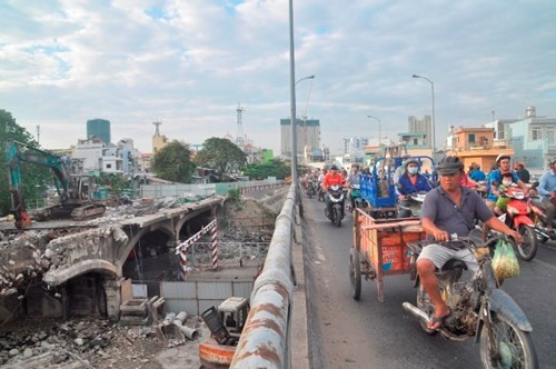 Cây cầu trăm tuổi Nhị Thiên Đường 1, quận 8, TP HCM đã được phá dỡ để xây cầu mới. Dự kiến việc phá dỡ trong 49 ngày để. Ảnh: Tiền Phong.