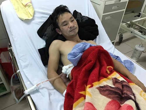 Thông tin vụ việc anh Nguyễn Hải Sơn (35 tuổi, trú tại phố Trẹm, xã Trạm Lộ, huyện Thuận Thành) bị đâm trọng thương sau khi cứu cô gái gặp tai nạn giao thông ở Bắc Ninh "nóng" dư luận thời gian qua. Nhiều người phẫn nộ trước hành vi hành hung người khác của hung thủ. Công an huyện Thuận Thành đã triệu tập nghi phạm Nguyễn Hữu Khá (trú tại huyện Thuận Thành, tỉnh Bắc Ninh) - Người bị tình nghi đã dùng dao đâm anh Nguyễn Hải Sơn - lên cơ quan công an vào khoảng 20h ngày 14/2/2017 để làm việc.