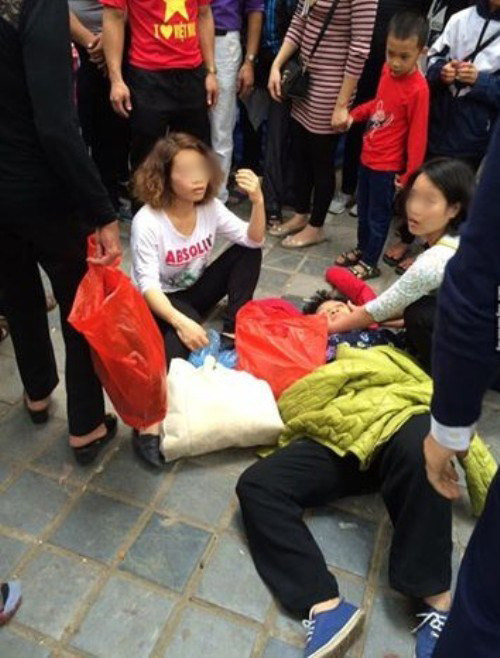 Đầu năm đi lễ chùa là nét văn hóa đẹp của người Việt, tuy nhiên, ngay tại nơi linh thiêng như chùa Hương, tình trạng ẩu đả, hành hung người vẫn diễn ra. Chiều 1/2 (tức ngày mùng 5 Tết), tại khu vực sân ga cáp treo cjiar Hương, một bà lão lớn tuổi bị nhóm cô gái trẻ đánh ngất xỉu khi đi trẩy hội. Đáng nói, khi xảy ra vụ việc, người thân bà lão đã van xin cùng sự can ngăn của nhiều người có mặt xung quanh nhưng các cô gái vẫn lao vào hành hung nạn nhân.