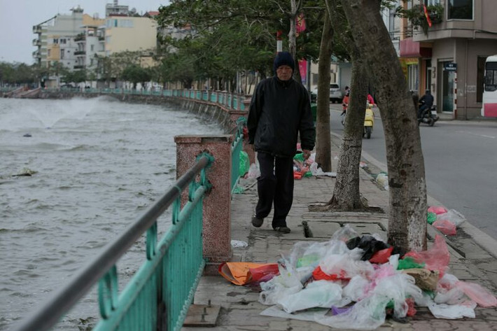 Con đường thơ mộng quanh hồ Tây đã trở thành con đường rác sau khi người dân đi thả cá chép ngày ông Công - ông Táo. Ảnh: Vietnamnet.