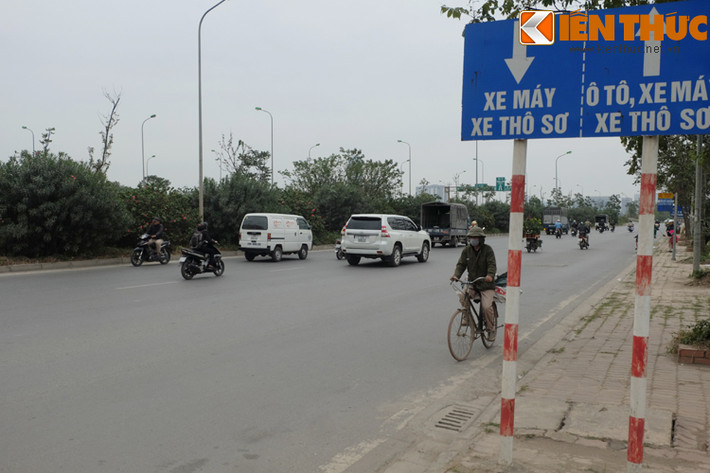 Mặc dù đã có biển báo đường hai chiều, nhưng tình trạng xe tải, ô tô đi thuận chiều lấn hết làn đường của xe máy, xe thô sơ đi chiều ngược lại vẫn thường xuyên xảy ra.