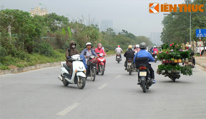 Ảnh người dân "dàn trận" sang đường trên đại lộ Thăng Long.