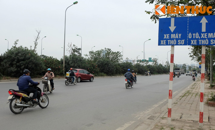 Ngoài ý thức kém của những lái xe, cố tình đi lấn làn thì nhiều người dân khi lưu thông trên đường gom dân sinh đại lộ Thăng Long vẫn lầm tưởng đây là đường một chiều nên khá bất ngờ khi thấy có xe lưu thông theo chiều ngược lại.