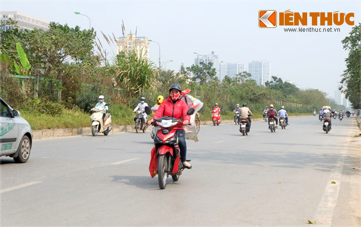 Các xe máy lưu thông trên đoạn đường này đều đi với tốc độ 50 - 70km/h, tiềm ẩn những va chạm dẫn đến tai nạn giao thông.