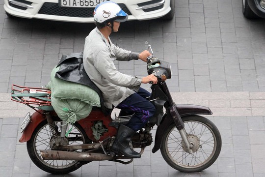 Đây vẫn là phương tiện di chuyển và kiếm sống của nhiều người.