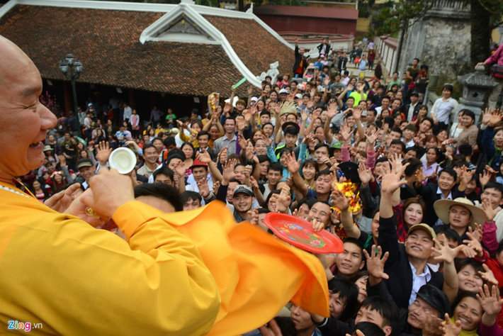 Ngay sau khi kết thúc lễ khai hội, thầy Trụ phát tặng lộc cho phật tử và du khách có mặt tại sân chùa.