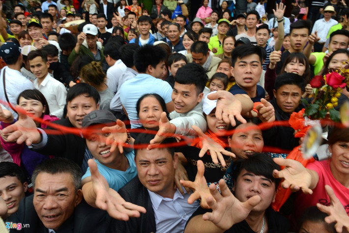 Lộc của chùa phát tặng là những chiếc vòng chỉ đỏ có gắn ngọc in chìm tượng phật bên trong.