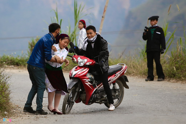 Cô gái quyết liệt chống trả, trong khi một người bạn của Chánh ngồi trên xe chờ chàng trai bắt được vợ để chở đi.