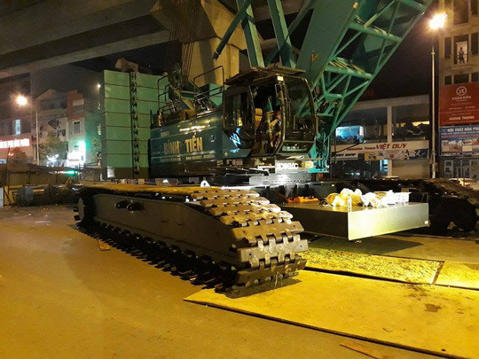 Sau khi thống nhất chọn phương án về loại cẩu nâng, chiếc cẩu bánh xích Kobelco CKS2500 có cần chính 51,8m; bán kính hoạt động từ 10,8m đến 12m ứng với trọng lượng mã hàng tương ứng từ 84,5 tấn đến 79,5 tấn được chọn để nâng các toa tàu lên đường ray thay vì chọn cẩu bánh lốp. Đây là loại cẩu có bộ phận di chuyển là bánh xích. Ảnh: Người lao động.