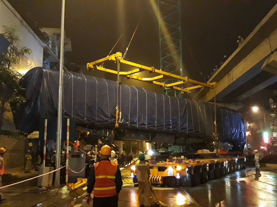 Khi cẩu đầu máy tàu đường sắt Cát Linh - Hà Đông lên đường ray, đơn vị phụ trách dùng cáp treo và dầm đỡ bằng khung thép lớn sử dụng treo đầu máy.