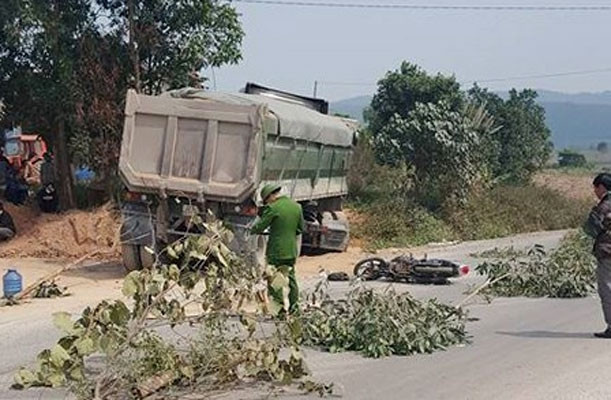 Trên đường đi khám thai về, một cặp vợ chồng đi xe máy đã bị xe tải đâm trúng. Vụ TNGT nghiêm trọng xảy ra vào khoảng 11h00 ngày 13/2, tại địa phận ngã 4 Tổng đội Thanh niên xung phong, thuộc đường 36 nối huyện Nghĩa Đàn - thị xã Hoàng Mai, Nghệ An.Cú va chạm mạnh đã khiến người vợ đang mang thai tháng thứ 8 tử vong tại chỗ, người chồng được đưa đi cấp cứu trong tình trạng nguy kịch. Ảnh: Pháp luật VN.