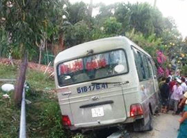 Khoảng 16h30 ngày 13/2, một vụ TNGT đặc biệt nghiêm trọng xảy ra trên cao tốc Mỹ Phước - Tân Vạn (tại ngã tư An Nhơn, tỉnh Bình Dương). Chiếc xe khách sau khi va quyệt với 1 xe bán tải, một xe du lịch đã tiếp tục đâm vào đuôi 4 xe máy đang dừng chờ đèn đỏ, kéo lê xe máy và vài người ra xa hàng chục mét. Cú đâm quá mạnh khiến người phụ nữ đang mang thai, hai cháu nhỏ tử vong tại chỗ, 5 người khách trong xe khách bị thương, được người dân đưa đi cấp cứu. Ảnh: An toàn giao thông.