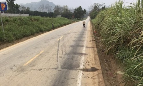 Chiều 15/2, thông tin từ Công an huyện Ngọc Lặc (Thanh Hóa), trên địa bàn huyện vừa xảy ra vụ tai nạn giao thông nghiêm trọng khiến 4 người chết. Hai xe máy đi ngược chiều tông nhau khiến 3 người tử vong tại chỗ, một người bị thương nặng đưa đi bệnh viện cấp cứu và tử vong ngay sau đó. Ảnh: Infonet.