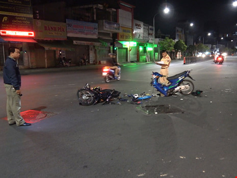 Khuya ngày 14/2, hai cặp nam nữ ngồi trên hai xe máy biển số Kiên Giang và Vũng Tàu lưu thông qua giao lộ Lũy Bán Bích - Thoại Ngọc Hầu (phường Phú Thọ Hòa, quận Tân Phú) thì tông vào nhau. Cú va chạm mạnh khiến 4 người trên hai phương tiện ngã xuống đường. bị thương nặng. Hai người phải đi bệnh viện cấp cứu. Ảnh: Pháp luật TP HCM.