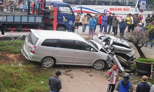 Trước đó, ngày 13/2, vụ taxi bị ôtô tông tại khu vực chợ An Lỗ, xã Phong Hiền (huyện Phong Điền, tỉnh Thừa Thiên - Huế) khiến nhiều người dân chạy tán loạn. Vào thời điểm trên, một ôtô 7 chỗ mang BKS 73A di chuyển theo hướng Quảng Bình - Huế, trên xe chở 2 hành khách đang vào Huế khám chữa bệnh. Đến đoạn chợ An Lỗ, chiếc ôtô tông vào đuôi taxi đỗ trước mặt chợ. Ảnh: Zing.