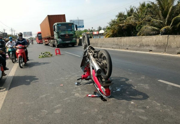 Chiều 16/2, công an huyện Châu Thành (Tiền Giang) cho biết, đang điều tra làm rõ vụ tai nạn xe máy tông vào đuôi ô tô du lịch làm một phụ nữ nhập viện trong tình trạng bị thương nặng. Tại hiện trường, chiếc xe máy văng xa, lật nhào giữa đường. Ảnh: Hải Đường.