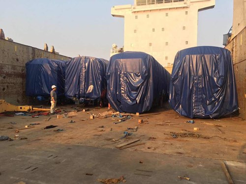 Ban Quản lý dự án Đường sắt (Bộ GTVT) cho hay, đây là đoàn tàu đầu tiên trong tổng số 13 đoàn tàu sẽ được sử dụng, vận hành trên tuyến đường sắt trên cao Cát Linh - Hà Đông. Còn 50 toa tàu chở khách sẽ được nhà thầu tiếp tục vận chuyển về Việt Nam. Việc vận chuyển đoàn tàu siêu trường, siêu trọng này về Hà Nội thực hiện bằng giấy phép riêng với lộ trình như sau: Từ Hải Phòng di chuyển ra quốc lộ 5 cũ, qua quốc lộ 10 tới Thái Bình rồi di chuyển qua Phủ Lý (Hà Nam), tiếp đó di chuyển theo quốc lộ 1A cũ về Hà Nội. Dự kiến, đoàn tàu về Hà Nội vào ngày 14/2. Ảnh: Ban QLDA Đường sắt cung cấp.