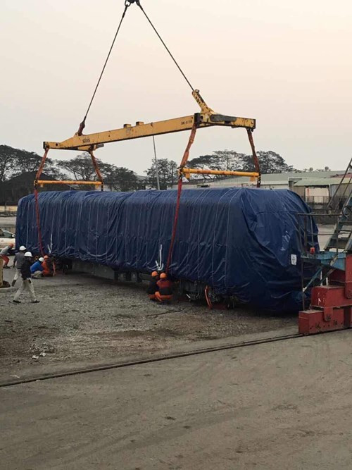 Thông tin ban đầu cho hay, mỗi đầu máy nặng 35 tấn, dài 19 m, cao 3,8 m, rộng ngang 2,8 m. Toa chở khách nặng 32 tấn. Trong quá trình vận chuyển các đầu máy, toa xe này được phủ bạt cho tới khi về Hà Nội. Ảnh: Ban QLDA Đường sắt cung cấp.