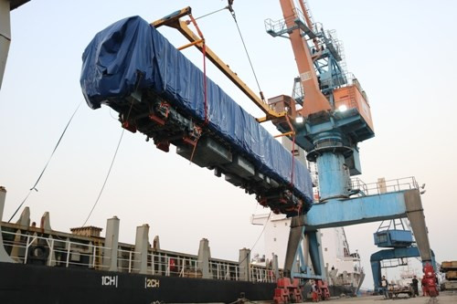 Lô hàng gồm 4 đầu máy, toa xe của đoàn tàu đường sắt Cát Linh - Hà Đông (Hà Nội) đã cập cảng Hải Phòng. Lô hàng do tàu Tian Wang Xing của Trung Quốc vận chuyển, cập cảng Hạ Long - TP Hải Phòng lúc 14h ngày 12/2. Sau khi làm thủ tục, lô hàng đặc biệt đã được bốc xếp lên bờ vào lúc 16h cùng ngày. Ảnh: VNE
