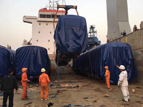 Trước đó, từ 29/10 đến 30/11/2015, Ban QLDA Đường sắt trung bày, lấy ý kiến về thiết kế tàu tại Hà Nội và nhận được gần 2.000 phiếu đóng góp ý kiến. Tổng giám đốc Ban QLDA Đường sắt - Lê Kim Thành cho biết: các ý kiến chưa hài lòng, chê chiếm tỉ lệ khá cao nhưng không nêu gì thêm, ý kiến kiến nghị đổi màu sắc cũng chiếm tỉ lệ lớn nhưng lại không tập trung vào một màu nào cụ thể, chia đều cho các màu như vàng, đỏ, cam, trắng, xanh dương. Ảnh: Ban QLDA Đường sắt cung cấp.